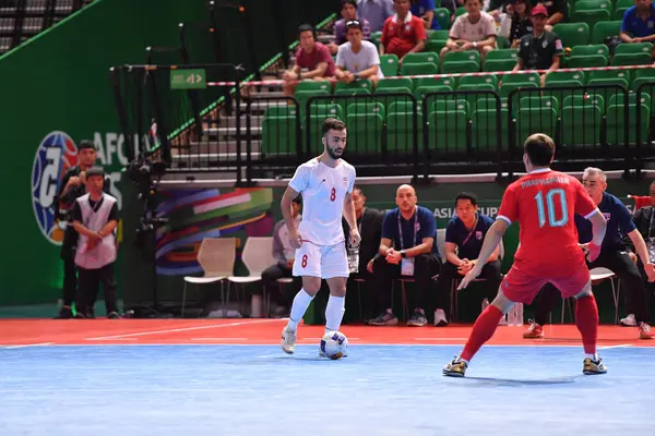 Bangkok, Tayland - 28 Nisan 2024: İran ile Bangkok Arena arasında oynanan 2024 Asya Kupası sırasında Müslüman Oladghobad # 8 İran Oyuncusu