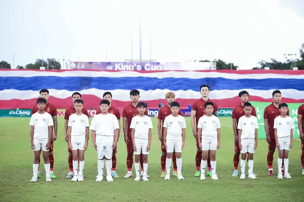 Chiangmai - Tayland, 25 Eylül 2022: Tayland Kral Kupası 'nda Tayland' ın 700 yıllık stadyumunda oynanan maçta oynayan oyuncu
