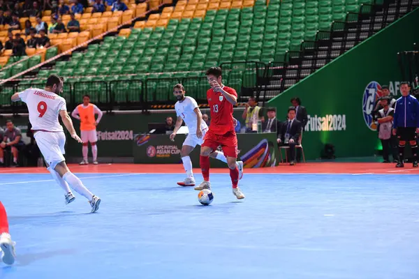 Bangkok, Tayland - 28 Nisan 2024: Therdsak Charoenphong # 13 Tayland Oyuncusu 2024 Asya Kupası sırasında Tayland 'ın Bangkok Arena kentinde oynanan maçta