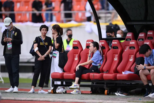 Chiangmai - Tayland, 25 Eylül 2022: Tayland 'da Tayland' a karşı 700 yıllık stadyum, Tayland 'da oynanan Kral Kupası sırasında Nuanpan lamsam teknik direktörü