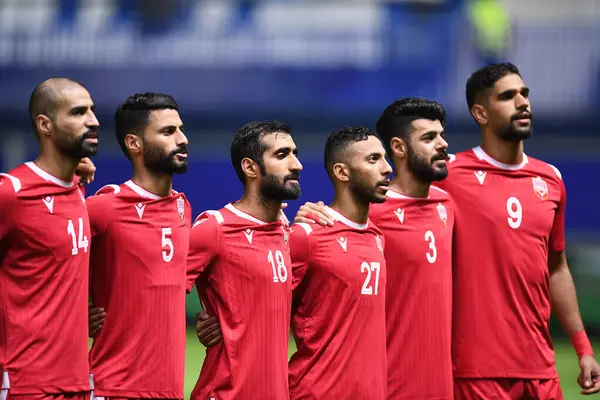 Pathumthani - Tayland, 31 Mayıs 2022: Tayland - Tayland Bg Stadyumu 'nda oynanan dostluk karşılaşmasında Ahmed Abdulla Ali # 18 Barrain oyuncusu