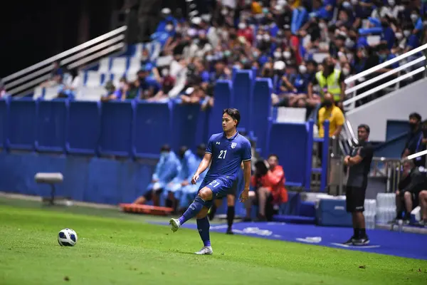 Pathumthani - Tayland, 31 Mayıs 2022: Tayland ile Tayland arasındaki dostluk maçı sırasında Tayland 'ın Bg Stadyumu' nda oynanan Peerapat Notechaiya # 21