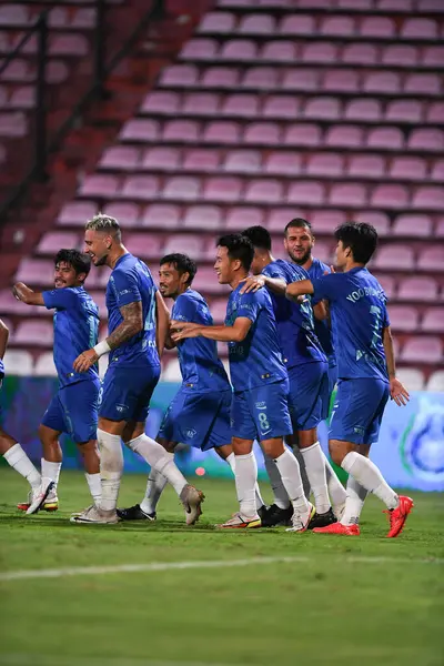 Chonburi FC 'nin 12SEP2021' deki Non-Thauri-Thathailand-12SEP2021 oyuncuları, 2021 yılındaki muangthong maçında Thaildome Stadyumu 'ndaki Chonburi Fc maçında attıkları gol için tebrik ediyor.