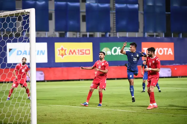 Pathumthani, Tayland - 31 Mayıs 2022: Tayland ile Tayland BG Stadyumu 'nda oynanan dostluk maçı sırasında 28 numaralı Jakkapan Hamisuwan Tayland Oyuncusu