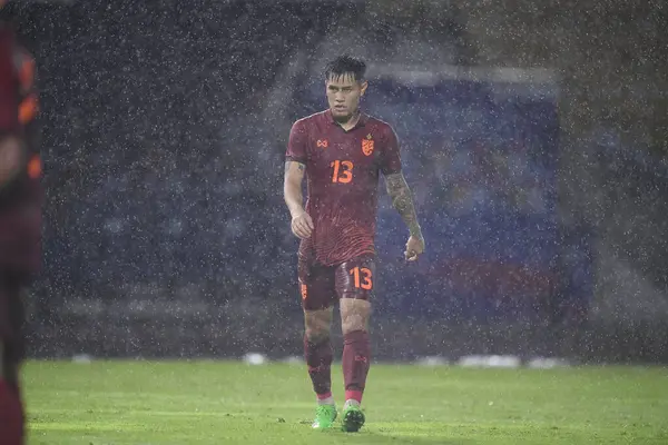 Chiangmai - Tayland, 25 Eylül 2022: Tayland # 13 numaralı Supanan Bureerat Tayland Kupası 'nda Tayland' ın 700 yıllık stadyumunda oynanan maçta