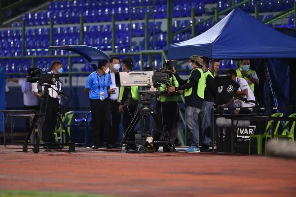 BANGPLEE, SAMUTPRAKAN, THAILAND-10 Kasım 2021: Samutprakan şehri ile Tayland 'daki samutprakan Stadyumu' nda birleşmiş Muangthong maçı sırasında takım yayını