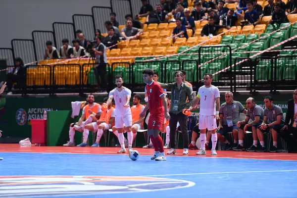 Bangkok, Tayland - 28 Nisan 2024: Narongsak Wingwon # 2 Tayland Oyuncusu 2024 Asya Kupası sırasında Tayland 'ın Bangkok Arena kentinde oynanan maçta