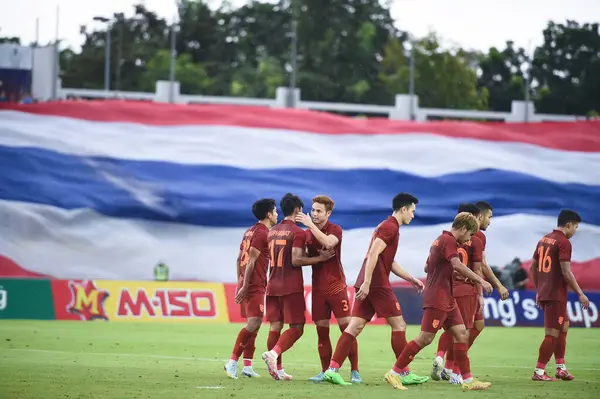 Chiangmai - Tayland, 25 Eylül 2022: Tayland Kral Kupası 'nda Tayland' ın 700 yıllık stadyumunda oynanan maçta oynayan oyuncu
