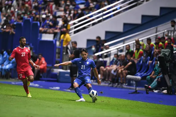 Pathumthani, Tayland - 31 Mayıs 2022: Tayland 'ın Bahreyn Stadyumu' nda oynanan dostluk maçı sırasında Tayland 'ın 21 numaralı Peerapat Notechaiya oyuncusu