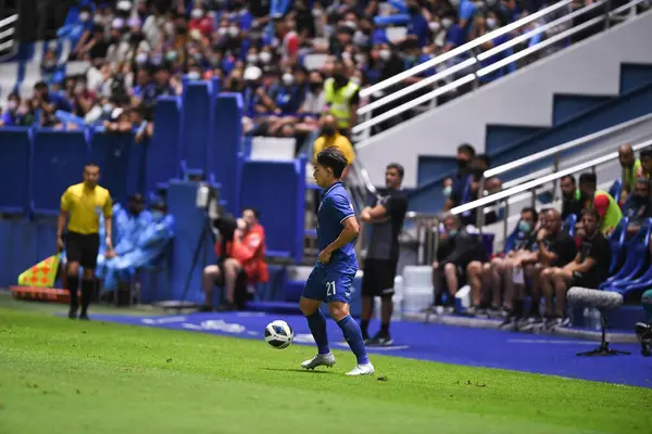 Pathumthani - Tayland, 31 Mayıs 2022: Tayland ile Tayland arasındaki dostluk maçı sırasında Tayland 'ın Bg Stadyumu' nda oynanan Peerapat Notechaiya # 21