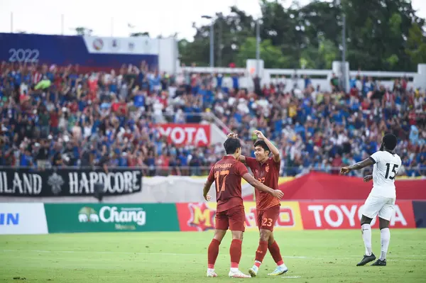 Chiangmai, Tayland - 25 Eylül 2022: Channarong Promsrikaew # 23 Tayland Kupası sırasında 700 yıllık stadyumda Malezya 'ya karşı oynandı. 