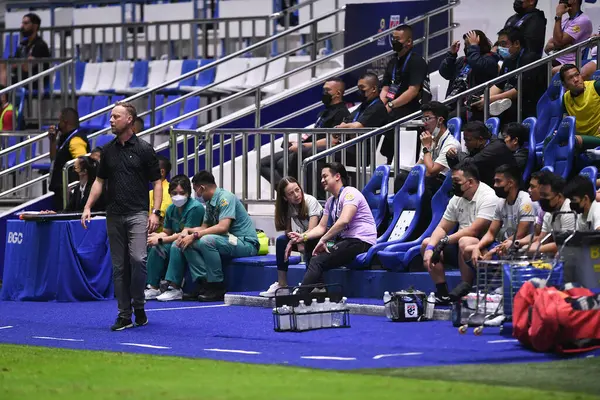 Pathumthani - Tayland, 31 Mayıs 2022: Tayland ile Tayland arasındaki dostluk maçı sırasında Tayland 'ın başkenti Tayland' daki Bg Stadyumu 'nda oynanan maçta Nuanpan Lamsam Manager