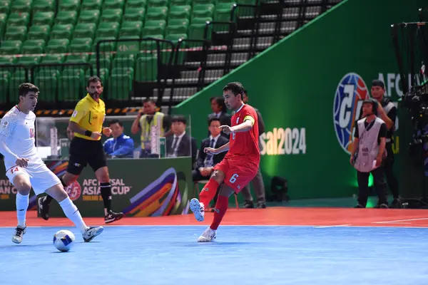 Bangkok, Tayland - 28 Nisan 2024: Jirawat Sornwichian # 6 Tayland Oyuncusu 2024 Asya Kupası sırasında Tayland 'ın Bangkok Arena kentinde oynanan maçta