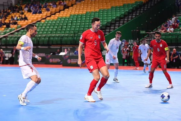 Bangkok, Tayland - 28 Nisan 2024: Ronnachai Jungwongsuk # 5 Tayland Oyuncusu 2024 Asya Kupası sırasında Tayland 'ın Bangkok Arena kentinde oynanmıştır.