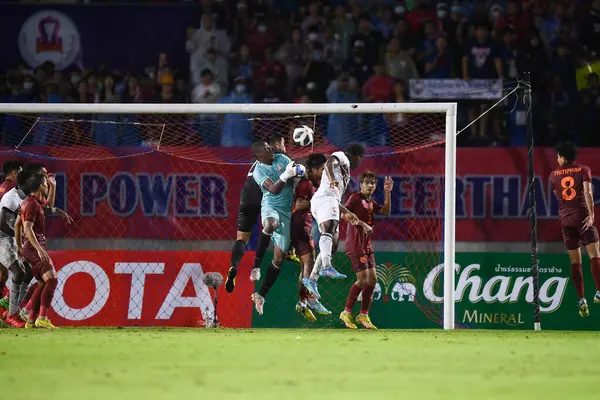 Chiangmai - Tayland, 25 Eylül 2022: Marvin Phillip # 1 Trinidad Oyuncusu ve Tubaco, Tayland ile Tayland arasında oynanan 700 yıllık stadyum, Tayland