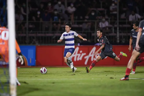 Bangplee-Samutprakan-10NOV2021: Samutprakan şehri ile Tayland samutprakan Stadyumu 'ndaki Muangthong maçında Samutprakan şehrinin 14 numaralı samutprakan oyuncusu