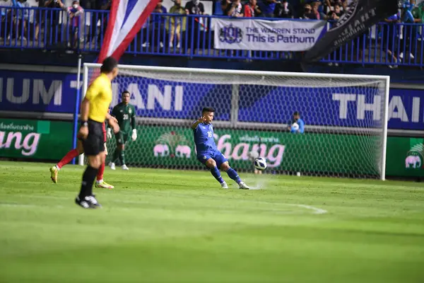 Pathumthani - Tayland, 31 Mayıs 2022: Phitiwat Sookjitthammakul # 16 Tayland ile Bahreyn arasında Bg Stadyumu 'nda oynanan dostluk maçı sırasında