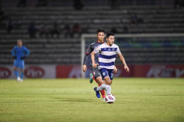 BANGPLEE, SAMUTPRAKAN, THAILAND-10 Kasım 2021: Samutprakan şehri ile Tayland samutprakan Stadyumu 'nda birleşmiş Muangthong maçı sırasında Samutprakan şehri arasında samutprakan şehri oyuncusu