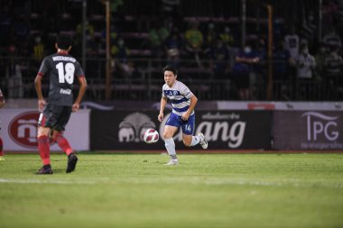 BANGPLEE, SAMUTPRAKAN, THAILAND-10 NOVEMBER 2021: Samutprakan şehri ile Tayland 'daki samutprakan Stadyumu' nda birleşen Muangthong arasında Samutprakan şehrinin 2021 sayılı samutprakan şehrinin 14 numaralı oyuncusu