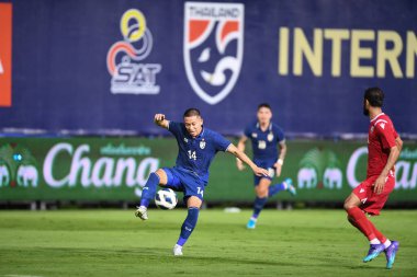 PATHUMTHANI, THAILAND -31 Mayıs 2022: Tayland ile Tayland arasındaki dostluk maçı sırasında Tayland 'ın 14 numaralı patompon Charoenrattanapirom
