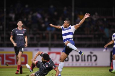 BANGPLEE, SAMUTPRAKAN, THAILAND-10 NOVEMBER 2021: Samutprakan şehri ile Tayland 'daki samutprakan stadyumunda birleşen Muangthakan şehri arasındaki samutprakan şehrinin 10 numaralı oyuncusu