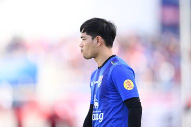 Chiangmai - Tayland - 25 Eylül 2022: Kampon Phathomakkakul # 1 Tayland Krallar Kupası sırasında Tayland 'ın 700 yıllık stadyumunda Malezya' ya karşı oynamıştır.