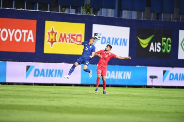PATHUMTHANI, THAILAND -31 Mayıs 2022: Tayland ile Tayland arasındaki dostluk maçı sırasında Tayland 'ın 14 numaralı patompon Charoenrattanapirom