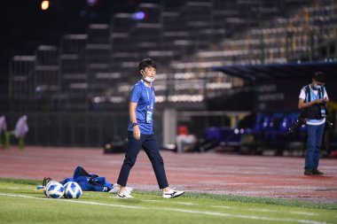 Bangplee-Samutprakan-10NOV2021: Samutprakan şehri ile Tayland samutprakan Stadyumu 'nda birleşen Muangthong arasında geçen 2021 yılındaki samutprakan şehrinin baş antrenörü Masatada Ishii