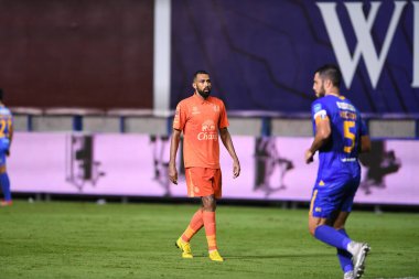 THANABURI, PATHUMTHANI, THAILAND - 6 Kasım 2021: 7 Maicon # 7 Maicon Gömme sanatçısı 2021 'de bgpu ile Tayland' daki Leo Stadyumu 'nda defnedilmeye karşı birleşik bgpu arasında