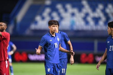 Pathumthani - Tayland, 31 Mayıs 2022: Tayland ile Tayland arasındaki dostluk maçı sırasında Tayland 'ın Bg Stadyumu' nda oynanan Tanaboon Kesarat # 15 Tayland Oyuncusu