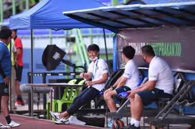 Bangplee-Samutprakan-10NOV2021: Samutprakan şehri ile Tayland samutprakan Stadyumu 'nda birleşen Muangthong arasında geçen 2021 yılındaki samutprakan şehrinin baş antrenörü Masatada Ishii