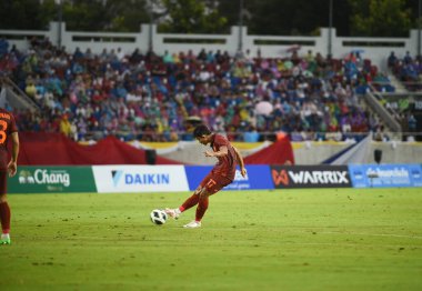 Chiangmai, Tayland - 25 Eylül 2022: Suphanat Mueanta # 17 Tayland Oyuncusu Tayland Krallar Kupası sırasında 700 yıllık stadyumda Malezya 'ya karşı savaşıyor  