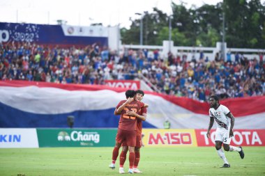 Chiangmai, Tayland - 25 Eylül 2022: Suphanat Mueanta # 17 Tayland Oyuncusu Tayland Krallar Kupası sırasında 700 yıllık stadyumda Malezya 'ya karşı savaşıyor  