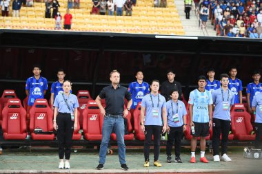 Chiangmai - Tayland, 25 Eylül 2022: Tayland milli takımı, Tayland 'daki 700 yıllık stadyumda Tayland ile Malezya arasında oynanan kupa maçında