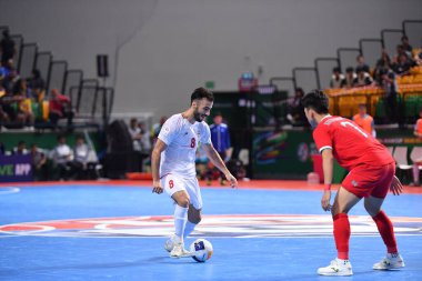 Bangkok, Tayland - 28 Nisan 2024: İran ile Bangkok Arena arasında oynanan 2024 Asya Kupası sırasında Müslüman Oladghobad # 8 İran Oyuncusu