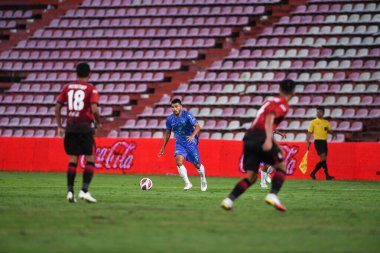 thaburi-thailand-12SEP2021-KRITSADA KAMAN # 5 Muangthong maçı sırasında Thunderdome Stadyumu 'ndaki Chonburi Fc' e karşı savaşıyor.