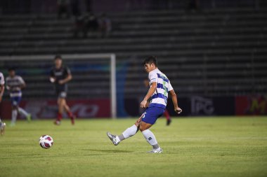 Bangplee-Samutprakan-10NOV2021: Sarayut sompim # 5 samutprakan şehrinin Samutprakan şehri ile Tayland samutprakan Stadyumu 'nda birleşmiş Muangthong maçı sırasında oynatıcısı