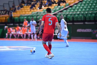 Bangkok, Tayland - 28 Nisan 2024: Ronnachai Jungwongsuk # 5 Tayland Oyuncusu 2024 Asya Kupası sırasında Tayland 'ın Bangkok Arena kentinde oynanmıştır.