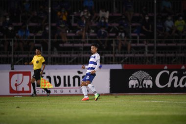 BANGPLEE, SAMUTPRAKAN, THAILAND-10 Kasım 2021: Samutprakan şehri ile Tayland samutprakan Stadyumu 'nda birleşmiş Muangthong maçı sırasında Samutprakan şehri arasında samutprakan şehri oyuncusu