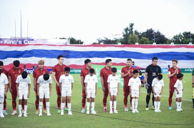 Chiangmai, Tayland - 25 Eylül 2022: Tayland Krallar Kupası sırasında 700 yıllık stadyumda Malezya 'ya karşı oynayanlar