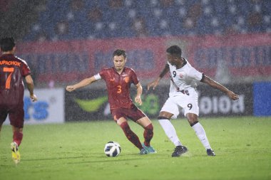 Chiangmai, Tayland 25 Eylül 2022: Tayland ile Malezya arasındaki 700 yıllık stadyumda oynanan Kral Kupası 'nda Tayland' ın 3 numaralı oyuncusunun oynadığı Theerathon Bunmathan