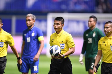 Pathumthani - Tayland, 31 Mayıs 2022: Tayland ile Tayland arasında Bg Stadyumu 'nda oynanan dostluk maçında Songkran Bunmeekiart hakemi