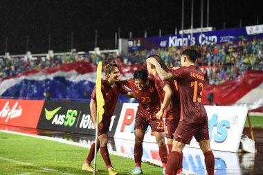 Chiangmai - Tayland, 25 Eylül 2022: Channarong Promsrikaew # 23 Tayland futbolcusu ve Tayland ile Malezya arasında 700 yıllık stadyum, Tayland 'da oynanan kupa maçında attığı gol için tebrikler