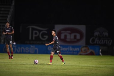 BANGPLEE, SAMUTPRAKAN, THAILAND-10 Kasım 2021: Samutprakan şehri ile Tayland samutprakan Stadyumu 'nda birleşmiş Muangthong maçı sırasında Samutprakan şehri arasında samutprakan şehri oyuncusu
