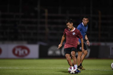 Bangplee-Samutprakan-10NOV2021: Samutprakan şehri ile Tayland 'daki samutprakan Stadyumu' nda birleşen Muangthong maçı sırasında Samutprakan şehri arasında samutprakan şehri oyuncusu