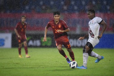 Chiangmai - Tayland, 25 Eylül 2022: Teerasak Poeiphimai # 21 Tayland Kupası sırasında Tayland ile Malezya arasında 700 yıllık stadyum, Tayland