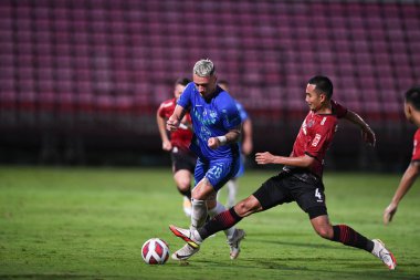 Nonthaburi-thailand-12SEP2021-DENNIS MURILO SKRZYPIEC # 28 numara 2021 yılındaki muangthong maçında Thunderdome Stadyumu, Tayland 'daki Chonburi Fc' e karşı savaşıyor.
