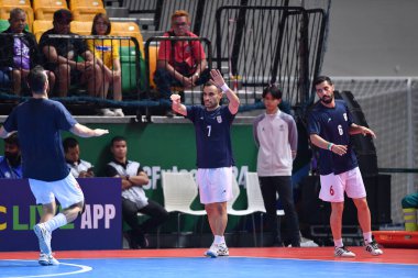 Bangkok, Tayland - 28 Nisan 2024: Ali Asghar Navlighe # 7 İran futbolcusu 2024 yılında Tayland 'ın Bangkok Arena kentinde İran ile karşı karşıya geldi.