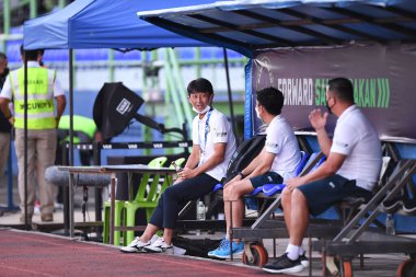 BANGPLEE, SAMUTPRAKAN, THAILAND-10 NOVEMBER 2021: Samutprakan şehri ile Tayland 'daki samutprakan stadyumunda birleşen Muangthakan şehri arasındaki 2021 yılının Masatada Ishii baş antrenörü