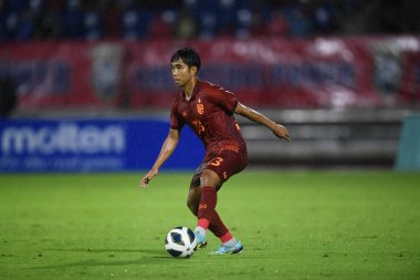 Chiangmai - Tayland, 25 Eylül 2022: Channarong Promsrikaew # 23 Tayland futbolcusu Tayland ile Malezya arasında 700 yıllık stadyum, Tayland